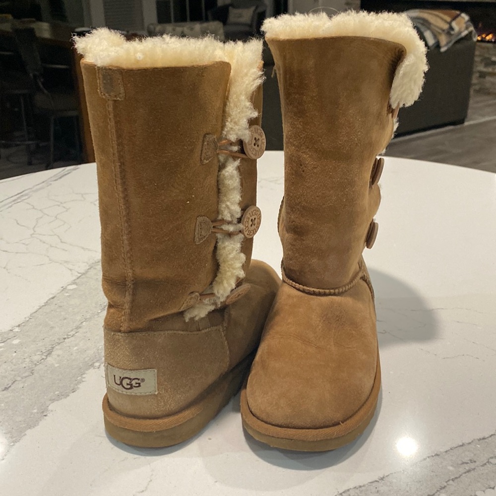 🔥 UGG Boots, Tan, Buttons  - Youth 4